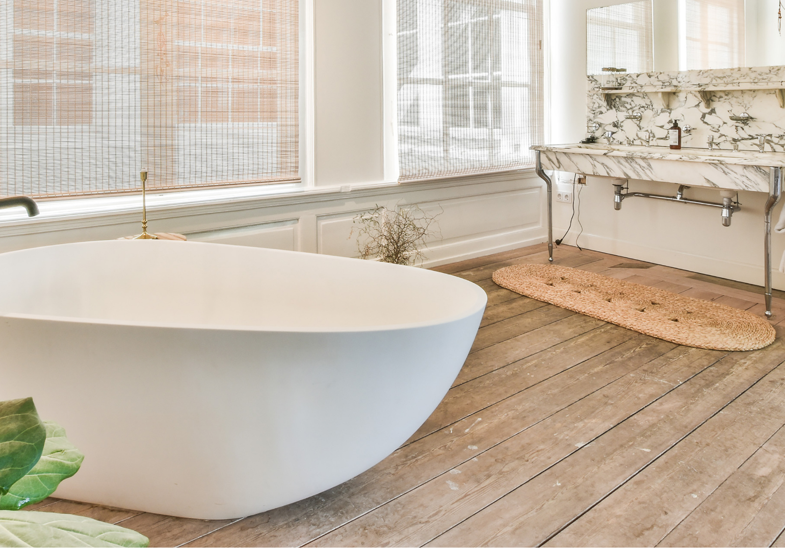 Freestanding bath installation